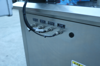 Ligne de production de machine d'étiquetage de bouchage de remplissage de liquide de bouteille à faible viscosité de 50ml-1000ml avec bande transporteuse