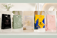 Sacs personnalisés en plastique dépoli découpés à la forme avec poignée, sacs de luxe imprimés pour le commerce de détail, pochettes d'emballage pour vêtements, sacs pour boutiques de mode