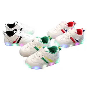2022 नई बच्चों के जूते एलईडी प्रकाश आरामदायक जूते लड़कियों चमकदार स्नीकर्स लड़कों रंगीन फ्लैट बच्चे बच्चों चलने के जूते बॉक्स