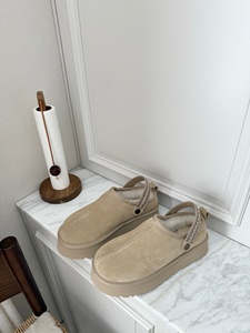 Las botas de nieve UG están hechas de tela y presentan propiedades antideslizantes y resistentes al agua, lo que las hace adecuadas para uso en interiores. - Product Image 2
