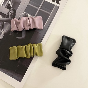 Pinces à cheveux en cuir plissé pour femmes, nouvelles clips rétro passe-partout à la mode, bon marché, accessoires pour cheveux, printemps - Product Image 2