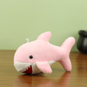 ขายส่งตุ๊กตาฉลามน่ารักนุ่มนิ่มขนาดเล็ก 15 ซม. พวงกุญแจตุ๊กตาห้อยคอ ไส้ใยฝ้าย PP ของเล่นสัตว์ทะเลแบบกำหนดเองได้ เหมาะสำหรับทุกเพศ - Product Image 6