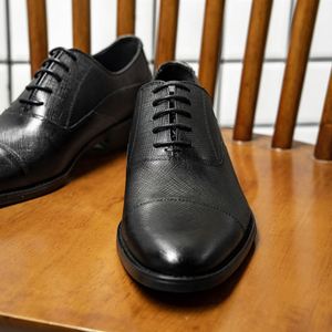 Chaussures habillées classiques italiennes noires à lacets en cuir de vachette de luxe de haute qualité pour hommes, idéales pour la vente en gros et les soirées. - Product Image 3