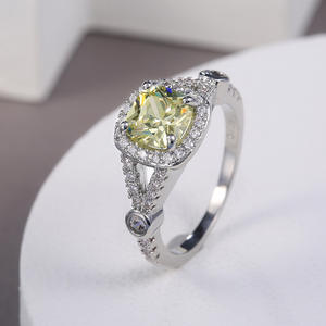 Anello F177 in Moissanite Taglio Cuscino, Fede Nuziale in Argento 925 con Incastonatura a Pavé per Donna - Product Image 2