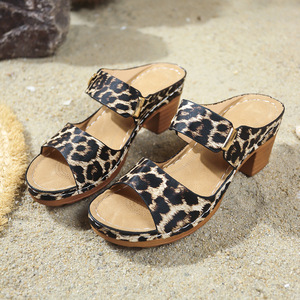 รองเท้าส้นสูงแบบโรมันลายเสือดาวสำหรับผู้หญิง แฟชั่นเสื้อผ้าชั้นนอก ส้นหนา รุ่นใหม่ล่าสุดสำหรับฤดูร้อน ไซส์พลัส - Product Image 6