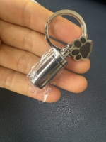 Yiwu Aceon memoria de acero inoxidable mascota ceniza urna joyería regalo personalizado grabado cilindro tapón de rosca colgante pequeña pata encanto llavero