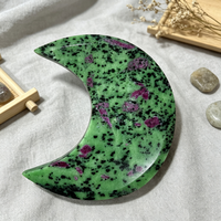 Lune sculptée en zoïsite avec rubis naturel, grande taille, cristal poli, décoration lunaire, ornement d'autel pour la guérison spirituelle