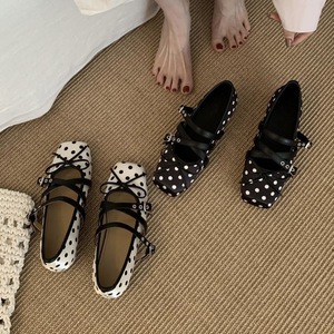 Scarpe basse da donna OEM ODM con pois, doppia fibbia, cinturino Mary Jane, fiocco frontale, <span class=keywords><strong>punta</strong></span> antiscivolo, stile vintage francese casual - Product Image 3