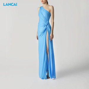 Abito Estivo Personalizzato Elegante con Una Spallina, Tessuto a Doppio Strato Plissettato, <span class=keywords><strong>Maxi</strong></span> da Donna con Cerniera Nascosta Posteriore e Design con Spacco - Product Image 4