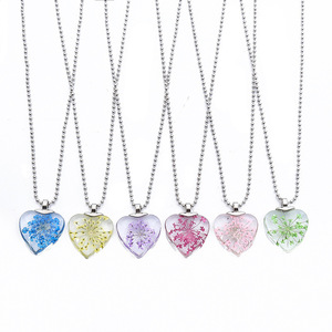 Collier pour femme en verre transparent avec fleurs séchées de pêche et gypsophile en forme de cœur, bijoux fantaisie <span class=keywords><strong>pas</strong></span> chers pour le dropshipping - Product Image 5