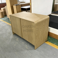 Buffet moderne en chêne rainuré OAKEN, armoire de rangement en bois à 2 portes avec coins arrondis, console minimaliste, meubles de salon