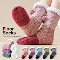 Chaussettes douillettes unisexe à hauteur mi-mollet, doublées en sherpa, en peluche, thermiques d'hiver, avec semelle antidérapante, à blocs de couleur et pompon, confortables pour l'intérieur, type pantoufle, vente en gros OEM