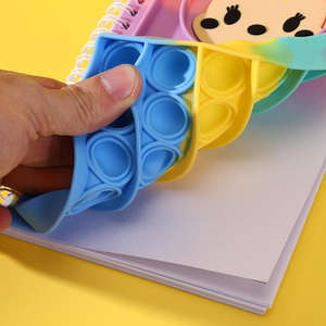 Cuaderno Compacto A6 con Espiral, 40 Hojas, Diseño Tie Dye, Silicona, Pop Push Bubble Popper, Sensorial, Antiestrés, Tamaño <span class=keywords><strong>Pequeño</strong></span> - Product Image 4