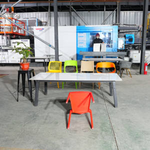 Chaise en acrylique artistique à dossier rond, design sculptural pour galerie d'art, espace événementiel, studio photo et lieu moderne - Product Image 6