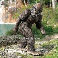 Özel Ölçüde Büyük Ayaklı Bronz Heykel Gerçekçi Sasquatch Bahçe Heykeli Dış Mekan Dekor Süsü OEM Toptan Satış