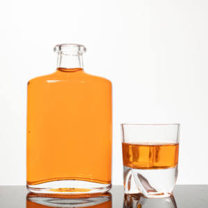 Precio <span class=keywords><strong>barato</strong></span> Muestra gratis personalizada 100mL 200ml 500ml 700ml 750ml Botella de vidrio plana de Ginebra con tapa de corcho - Product Image 2