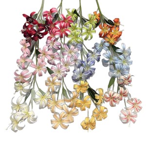 Flores Artificiales Qiye, Lirio Dorado de 5 Cabezas, Flor de Seda para Decoración de Bodas y Hogar - Product Image 2