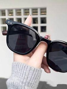 Lunettes de soleil de luxe rétro UV400, design carré tendance 2023, monture PC grise, pour hommes et femmes, idéales pour la conduite et la protection solaire - Product Image 3