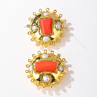 Boucles d'oreilles clous de luxe plaquées or avec perles de corail rouge et bordure ornée pour la fabrication de bijoux