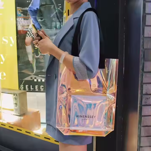 Bolsa de compras con asa de nailon duradera y elegante con logotipo personalizado, diseño holográfico iridiscente de PVC grueso, tecnología láser de moda - Product Image 2