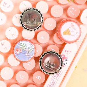 Épinglette personnalisée avec logo imprimé UV sur capuchon de bouteille en zinc, thème ange, style anime, idée cadeau d'affaires - Product Image 1