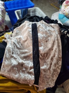 Vendita calda <span class=keywords><strong>vip</strong></span> misto 45kg king balle signore velluto abbigliamento usato sfuso abiti usati in balla - Product Image 4