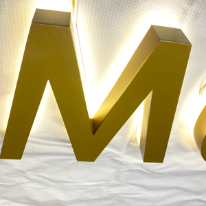 لافتات حروف مضيئة بتقنية LED ثلاثية الأبعاد مخصصة، حروف مضاءة من الخلف، لافتات مضاءة بإطار ذهبي عاكس - Product Image 5