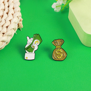 Эмалированная булавка с крыльями из мультфильма - Product Image 1