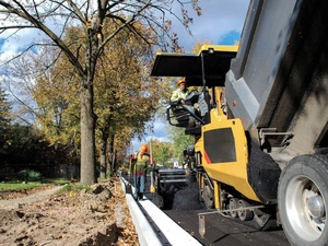 Máquina Acabadora de Carreteras AP555F, Ancho de Pavimentación de 7.5m, Bomba de Alta Eficiencia, Motor de 400t/h para Asfalto - Product Image 2