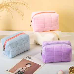 Косметичка с индивидуальным логотипом, милая плюшевая сумка для макияжа для женщин и девочек, маленькая мягкая пушистая косметичка на молнии, портативный дорожный органайзер для туалетных принадлежностей - Product Image 6