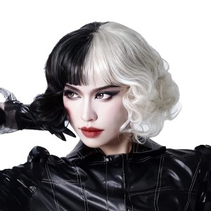 Perruque de cosplay <span class=keywords><strong>Cruella</strong></span>, fabriquée à la machine, en fibre haute température, pour femme, courte, bouclée, noire et blanche, style naturel, couvre-tête complet - Product Image 1