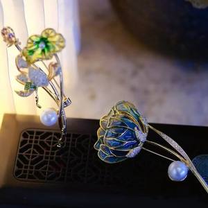 Broche de luxe haut de gamme pour femme avec motif de fleur de pommier vert, accessoire de mariage de niche, cadeau pour les amis et les aînés - Product Image 3