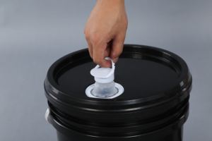 Baldes de Plástico de 1L, 2.5L, 2L, 3L, 4L, 5L, 10L, 18L, 20L y 5 Galones con Asa y Tapa - Product Image 3