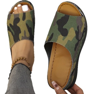 2025 mùa hè mới mở ngón chân của phụ nữ gót dép PVC đế miệng cá ngụy trang Slip-On Wedge cộng với kích thước thời trang bên ngoài mặc - Product Image 5