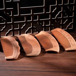 Peigne à barbe en bois de pêche naturel personnalisé avec logo, portable, motif sculpté, pour voyage, vente en gros - Product Image 3