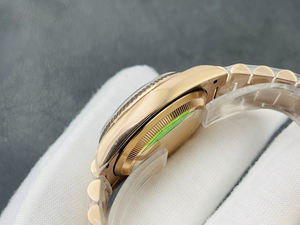 Caja central integrada, tapa inferior atornillable y corona para mecanismo de cuerda. Reloj Mecánico de Primera Calidad para Hombre - Product Image 3