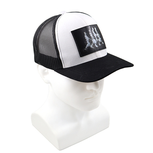 Gorra Trucker con Parche Artístico al por Mayor, Gorra de Béisbol de Malla Bicolor Negra y Blanca de Tweed para Festival de Música y Streetwear - Product Image 4