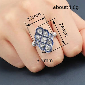 Anello da Cocktail Q883 in Oro Bianco per Donna, Design Geometrico con Moissanite Taglio Brillante Rotondo, Montatura a Canale, Anello di Fidanzamento - Product Image 4