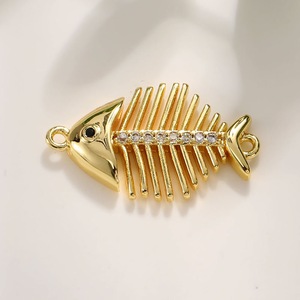 Ciondoli marini cristiani in ottone P105 placcati oro 18K con intarsi di zirconi colorati: pesce, tartaruga, stella marina, coda di balena - Product Image 2