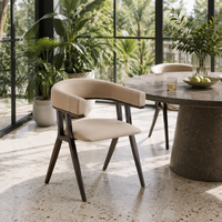 Chaise de salle à manger rembourrée beige avec dossier incurvé, assise en mousse haute densité, structure en acier carbone et pieds inclinés, 72 cm de hauteur