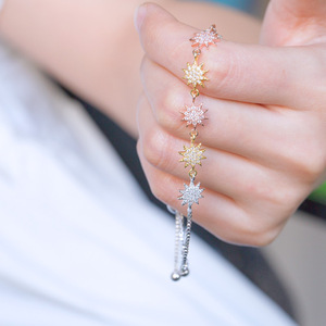 Bracciale da donna alla moda con stella esagerata, gioiello di tendenza con accenti scintillanti, accessorio da polso - Product Image 4