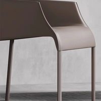 Chaise de salle à manger de luxe haut de gamme en cuir de selle italien minimaliste avec accoudoirs et rembourrage doux pour mobilier de maison et réunions