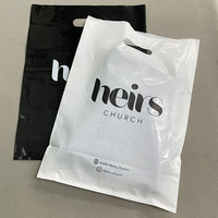 Sac de courses noir en polyéthylène de haute qualité avec logo imprimé personnalisé et poignée découpée, idéal pour l'emballage de marchandises, de vêtements et de produits de boutique.