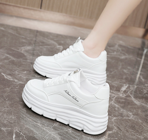 Chaussures de skate blanches à semelle épaisse ondulée pour femmes, baskets rehaussantes discrètes en cuir imperméable, idéales pour la marche quotidienne et décontractée. - Product Image 4