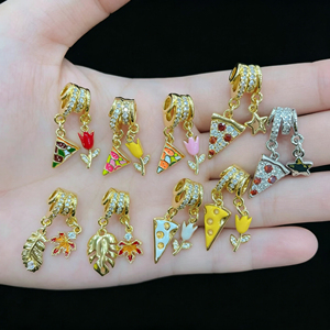 BD- L5645 Charmes et pendentifs mignons en forme de <span class=keywords><strong>pizza</strong></span>, tulipe, feuille d'érable, motifs alimentaires et naturels, motifs crème glacée et coquillage, avec incrustation de zircone cubique, utilisables comme entretoises, avec finition émail goutte d'huile - Product Image 1