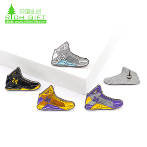 en stock deportes mini baloncesto kobe bryant metal esmalte suave solapa pin placa zapatos para recuerdo - Product Image 3