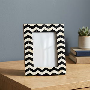 Marco de fotos rectangular hecho a mano con incrustaciones de hueso, negro, blanco, con incrustaciones en chevron, decorativo para colgar en la pared - Product Image 1