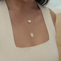 Collier élégant Gemnel Gold avec pendentif pièce en nacre et chaîne satellite