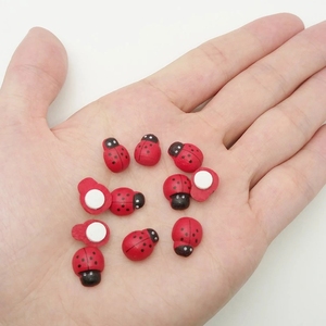 Nouveauté : Mini figurines de coccinelles miniatures, autocollants décoratifs pour réfrigérateur, aimants en bois pour réfrigérateur en forme de coccinelles - Product Image 4