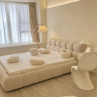Lit double de 1,8 mètre en pâte feuilletée style crème, chambre principale et grand lit